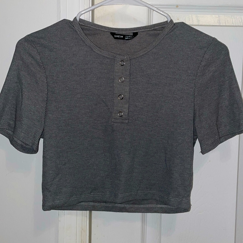 gray half buttoned rib-knit crop top
